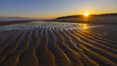 Amanecer desde la playa de Baldaio, en Carballo. La imagen fue tomada a principios de semana,�en los d�as cercanos al momento del equinoccio, cuando la duraci�n entre d�a y noche es ya pr�cticamente igual.