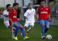 Los carballeses Toni y Borja Facal disputan un bal�n a dos rivales del Boiro. 