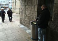 Un hombre se�ala la papelera sobre la que apareci� el paquete. 