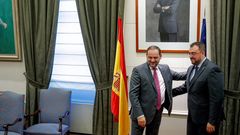El ministro de Fomento en funciones, Jos� Luis �balos (i), junto al presidente del Principado de Asturias, Adri�n Barb�n