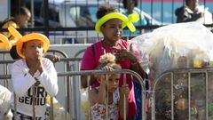 Ni�os dominicanos esperan para presentar las botellas pl�sticas que recolectaron  para el programa Pl�sticos por Juguetes en la pasada noche de Reyes.