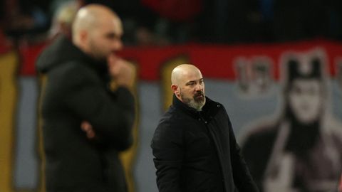 El t�cnico del Estrella Roja,�Dejan Stankovic, en presencia de Claudio Gir�ldez en el duelo ante el Celta de este jueves.