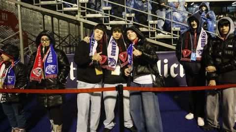 Los aficionados al lado de las gradas supletorias del estadio de O Couto
