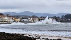El oleaje ha golpeado con fuerza la costa de Nigr�n causando da�os en las dunas y en el paseo.