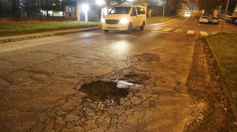 Profundo bache en la Estrada de Caranza, vial utilizado para el acceso a Navantia y otros equipamientos de Esteiro.