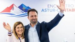 La presidenta del Gobierno de Cantabria, Mar�a Jos� S�enz de Buruaga, y el presidente del PP de Asturias, �lvaro Queipo, este s�bado en Panes