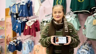 Elna Gonz&aacute;lez en su tienda sosteniendo el n&uacute;mero con el que gan&oacute; 200.000 euros