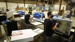 En la f�brica del pol�gono industrial de Landrove trabajan actualmente 66 personas (21 en oficinas, oficina t�cnica y laboratorio de i+D+I)) y 44 en la planta de procesos, donde se producen y montan productos tan diversos como equipos de calefacci�n, totalleros el�ctricos, literas para barcos o puntos de informaci�n para centros sanitarios y entidades financieras