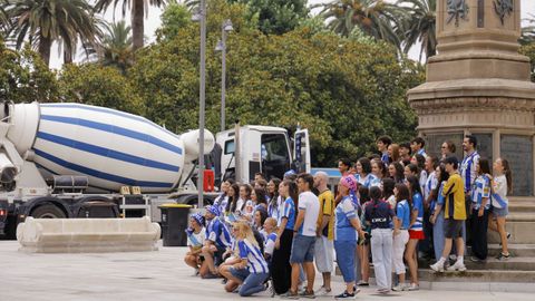 Parte del grupo de Xacarandaina, en el Obelisco. 