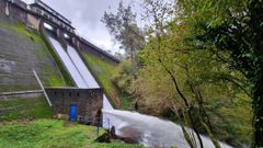 Agua saliendo del embalse de Zam�ns.