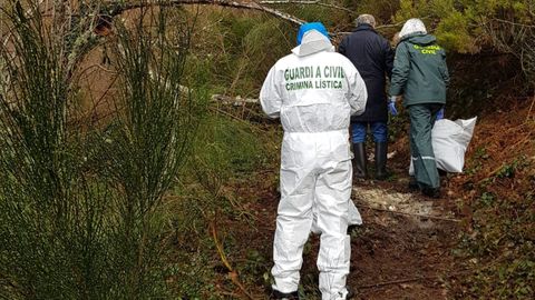 Agentes de la Guardia Civil investigan los restos humanos encontrados en Ibias