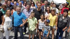 Sergio, rodeado de miembros de su pe�a en Catoira