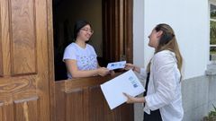 Personal de RdG entregando este martes las notificaciones de los descuentos en domicilios particulares