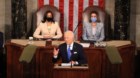 Kamala Harris y Nancy Pelosi hicieron historia, y Biden no dud� en rendir homenaje: �Se�ora presidenta, se�ora vicepresidenta� 