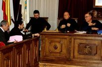 Mois�s Blanco (segundo por la izquierda), hablando con el alcalde (a la derecha) al final del pleno.