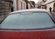 Un veh�culo segu�a cubierto de hielo a las diez de la ma�ana de ayer en Ribeira.