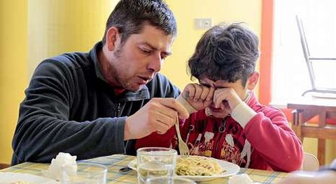 El director del colegio de Vilari�o de Conso con uno de los usuarios del comedor del centro en una foto del curso pasado.