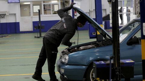 Un inspector examina un veh�culo en la estaci�n de ITV de Esp�ritu Santo, en Sada