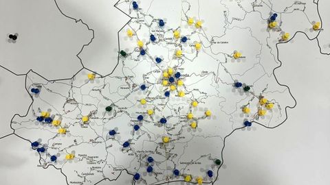 Un mapa realizado por el Ayuntamiento indica la ubicacin de los vecinos que estn colocando trampas. Las chinchetas amarillas indican a los que estn registrados como apicultores. Las azules y verdes, vecinos que no cran abejas pero colaboran en la campaa 