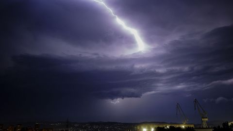 Para este lunes persiste la inestabilidad atmosf�rica y tanto el interior y la costa de A Coru�a como el centro y la monta�a de Lugo tienen activos avisos amarillos por tormentas a partir de las 18:00 horas.