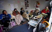 Las mujeres llevan desde enero haciendo guardia para evitar la salida de maquinaria.