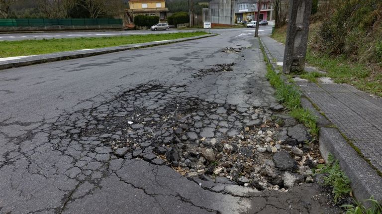 Algunos de los numerosos ejemplos de carreteras con baches en la�Costa da Morte