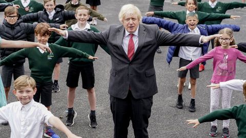 El primer ministro brit�nico, Boris Johnson, este viernes, en una escuela de Bovingdon (Hertfordshire)