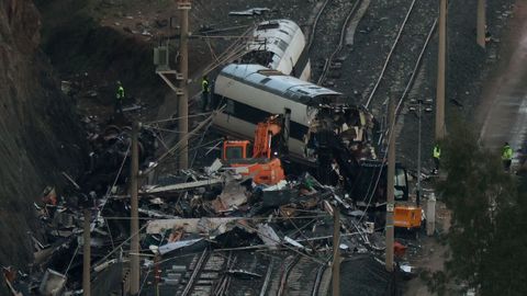 La Guardia Civil sigue buscando a dos posibles v�ctimas en la zona del accidente