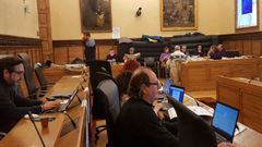 Un momento del encierro de la Plataforma por el Plan de V�as en el ayuntamiento de Gij�n