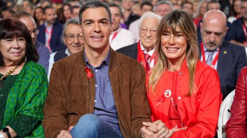 Pedro Snchez y su esposa Begoa Gmez a su llegada a la clausura del Congreso