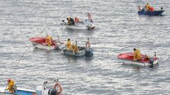 Mariscadores a flote en el banco de As P�as