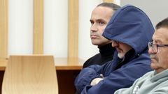 Pablo Garc�a, al fondo, en la vista de este jueves celebrada en Vigo por el alijo del Simione.