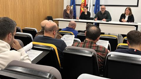 Encuentro del alcalde de Culleredo, acompa�ado por las concejalas de Deportes y Hacienda, con los responsables de los clubes deportivos