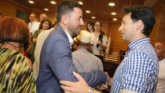 El alcalde Samuel Lago saluda al concejal Jos� Ram�n Abal en el pleno de investidura