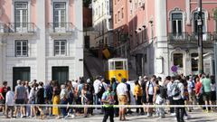 Decenas de personas se agolpan en la avenida da Liberdade de Lisboa, prxima al lugar del accidente del funicular.