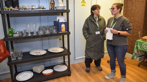 Nara Garca, a la derecha, es la coordinadora de voluntariado de la AECC en Pontevedra 