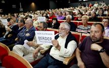 Vecinos de todo el municipio protestaron el jueves en una atestada Casa da Cultura de San Cibrao.