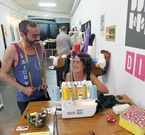 Los dise�adores Francisco y Patricia Soto se llevan los b�rtulos para coser en directo. 