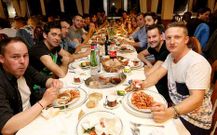 <span lang= es-es >Malpica</span>. Los miembros de la Asociaci�n Cultural Tralla y del equipo de f�tbol de Malpica organizaron, de manera conjunta, una cena-baile para recaudar fondos para ambas entidades.  Una iniciativa pionera que logr� reunir a casi un centenar de personas en el restaurante Dourado de Seaia. Entre ellos, el actor Santi Romay, una de las caras m�s reconocibles y activas de Tralla. 