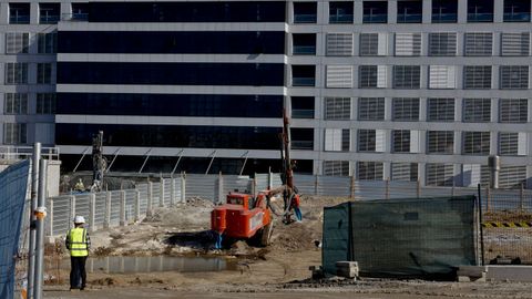 Obras de la torre polivalente, el primer edificio del futuro Novo Chuac de A Corua.