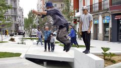 J�venes practican parkour en la plaza de Galicia