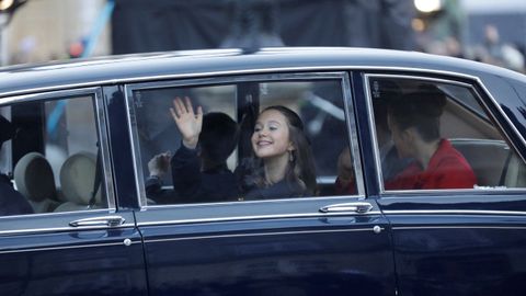 La princesa Josefina de Dinamarcasaluda desde el coche a su llegada al Palacio de Amalienborg.