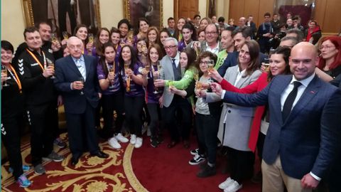 Miguel �lvarez Ba�os, en el centro de la fotograf�a, brinda por la victoria del Mavi La Calzada en el sal�n municipal de recepciones del ayuntamiento de Gij�n