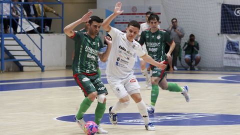 Bruno Dias en una acci�n del derbi contra el Noia. 