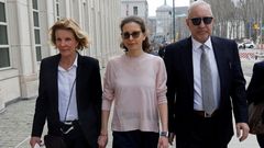 Clare Bronfman, heredera de Seagram's en el centro de la imagen