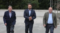 El secretario general del Partido Popular, Miguel Tellado, el presidente del PP de Asturias, Álvaro Queipo (c) y el alcalde de Oviedo, Alfredo Canteli (i), a su llegada a la reunión de la Junta Directiva Autonómica y del Comité Ejecutivo del PP de Asturias este martes en el Palacio de Exposiciones y Congresos, en Oviedo