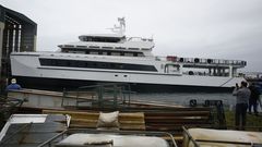 V�deo de la botadura en Burela de un espectacular catamar�n�de 68 metros