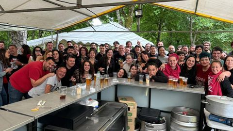 Decenas de veci�os e visitantes asistiron � �ltima sesi�n verm� celebrada en xu�o para a recadaci�n de fondos