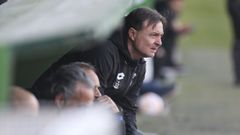 Crist�bal Parralo, entrenador del Racing, en el banquillo en el choque frente al Pontevedra.