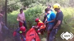 Rescate del guarda atacado por un jabal en Cangas de Ons